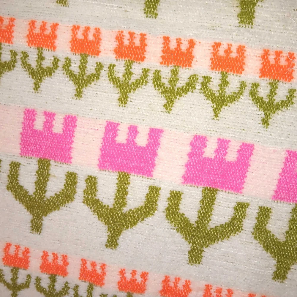 TULIP FIELD Throw Blanket by Urban Outfitters - Picture 8 of 9